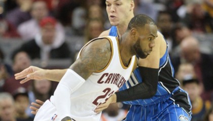  马尔卡宁手感火热骑士击败活塞止连败