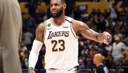  詹姆斯三双助湖人险胜马刺  