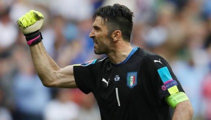  意甲传奇退役，布冯含泪告别绿茵场  